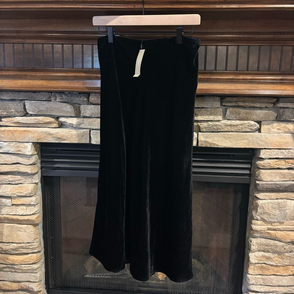 NWT J. Crew Gwyneth Black Velvet Slip Skirt Size Small - Picture 1 of 5